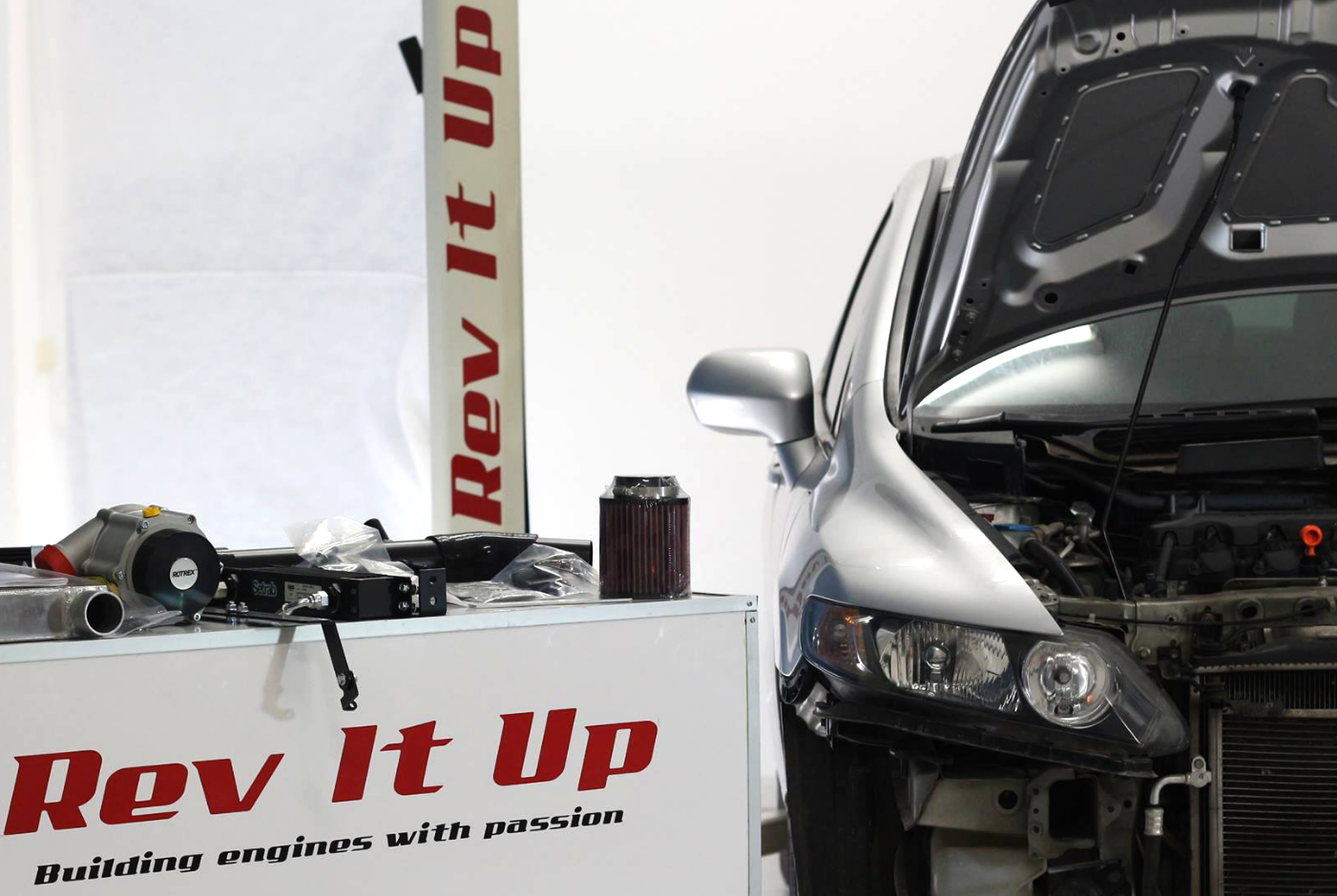 Honda em atendimento na oficina Rev It Up